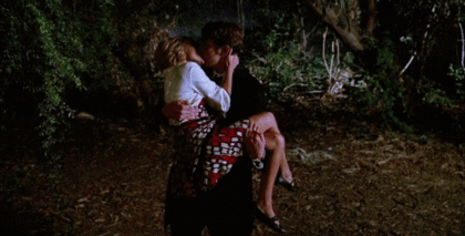 키가 커서 키스할때 상대 배우를 들고함.gif | 인스티즈