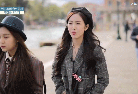 커플을 보고 갑자기 심기가 불편해진 여자친구 신비.gif | 인스티즈