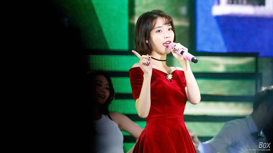 레드가 잘어울리는 아이유.jpgif | 인스티즈