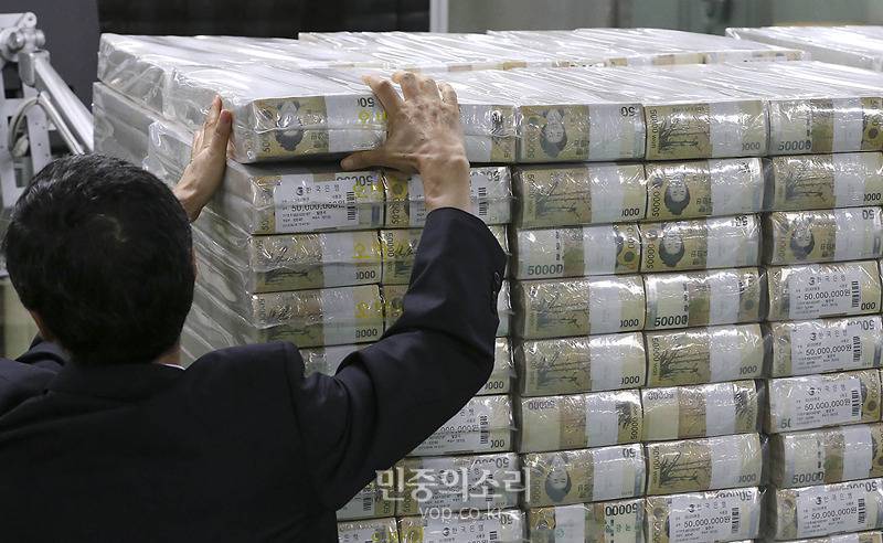 2000억 받고 우주정거장에서 55살까지 살기 vs 그냥 살기 | 인스티즈