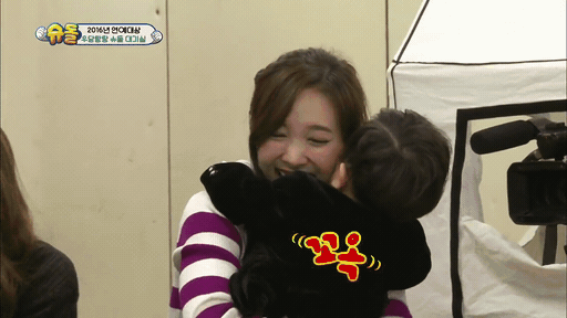 시안이 트와이스 나연에게 뽀뽀세례.jpgif | 인스티즈