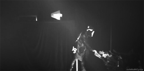 지드래곤이 자주하는 팬서비스의 최후.jpgif | 인스티즈