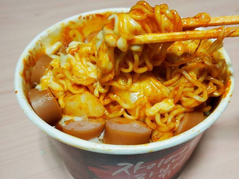 [마크정식] 스파게티 컵라면 + 편의점 떡볶이 + 치즈 + 소세지의 조합... 마크정식.jpg | 인스티즈