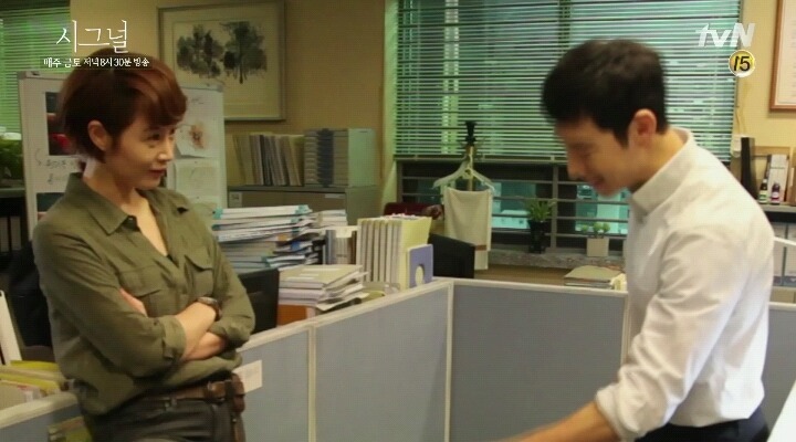 [시그널] 실제로 금이야 옥이야 여왕님 모시듯 김혜수를 대하는 이제훈 | 인스티즈