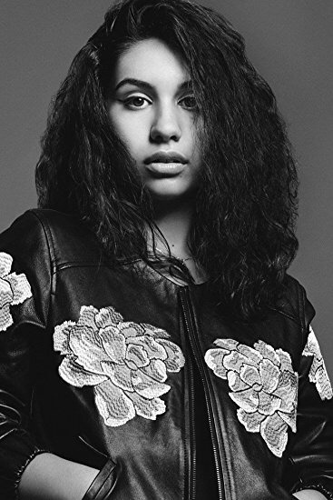 무대위에서 드레스를 벗고 메이크업을 지우는가수 | 인스티즈