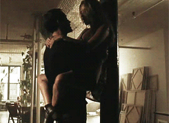 키가 커서 키스할때 상대 배우를 들고함.gif | 인스티즈