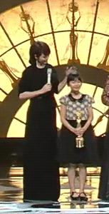 조인성이랑 인사하면서 나문희 손등에 키스하는 김혜수.GIF | 인스티즈