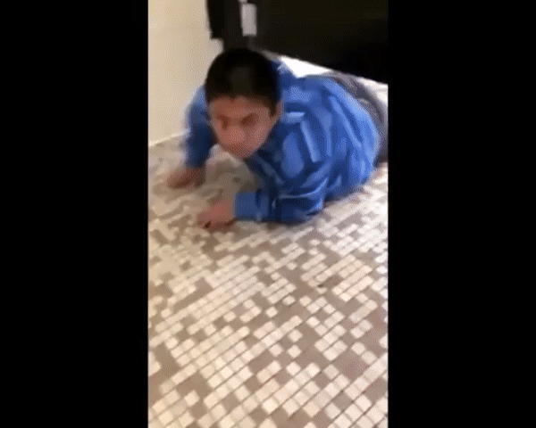 공원 화장실에서 똥싸는데 나타남.gif | 인스티즈