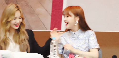 걸스데이 민아 머리 쓰담쓰담.gif | 인스티즈