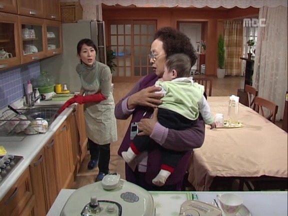 [거침없이하이킥] 가사도우미한테 미안해서 일을 못시키는 문희ㅠㅠ.jpg | 인스티즈