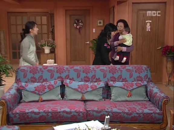 [거침없이하이킥] 가사도우미한테 미안해서 일을 못시키는 문희ㅠㅠ.jpg | 인스티즈