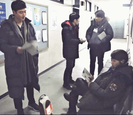 [시그널] 실제로 금이야 옥이야 여왕님 모시듯 김혜수를 대하는 이제훈 | 인스티즈