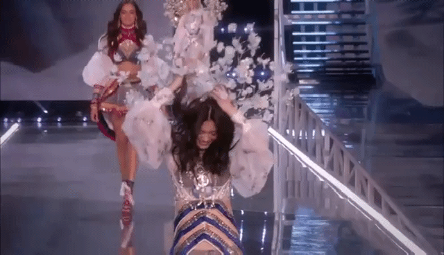 2017 빅토리아 시크릿 패션쇼에 그대로 방영된 넘어진 밍시 | 인스티즈