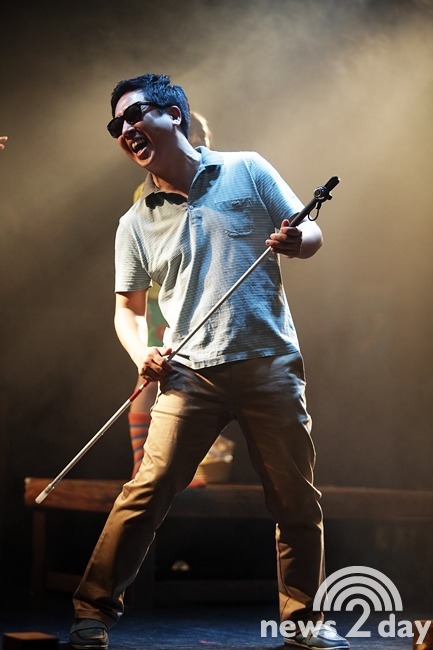 시각장애로 힘들어하던 SM 출신 이동우를 지원해준 사람 .jpg | 인스티즈