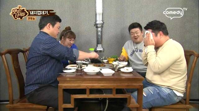 돼지껍데기 유통(유두 달려있는 가슴부위) 보고 어쩔 줄 모르는 문세윤 (feat. 맛있는 녀석들) | 인스티즈