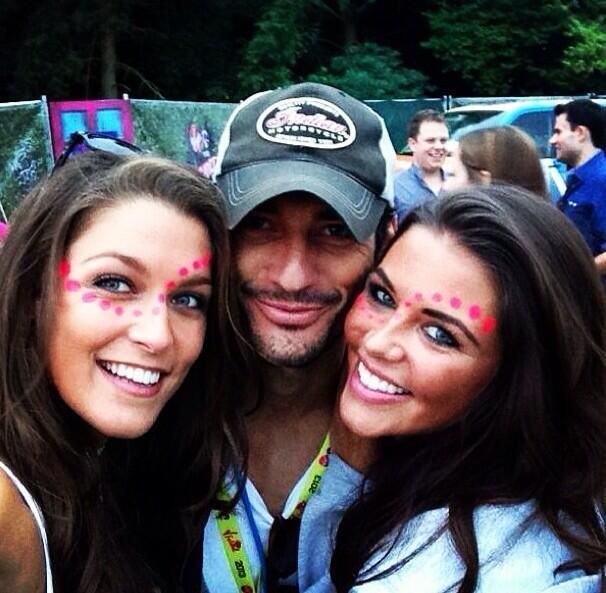 [데이비드간디] 잘생긴 남자가 나타날때 주위 반응과 같이 찍은 모습들 | 인스티즈