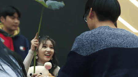 트와이스) 사나의 부채질 과 하트 | 인스티즈