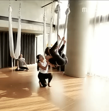 플라잉 요가 하는 걸스데이 소진 유라 움짤 | 인스티즈