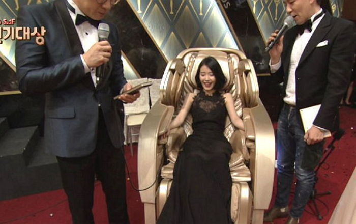 sbs연기대상 - 안마의자에 앉은 아이유 ㄷㄷㄷ.jpg | 인스티즈