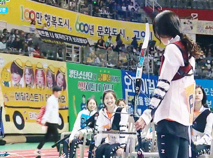 나연이가 쳐다보자 정색하는 다현.gif | 인스티즈