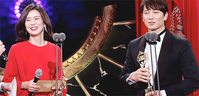 2017 SBS연기대상에서 너무 예뻤던 지성 & 이보영 부부.jpgif | 인스티즈