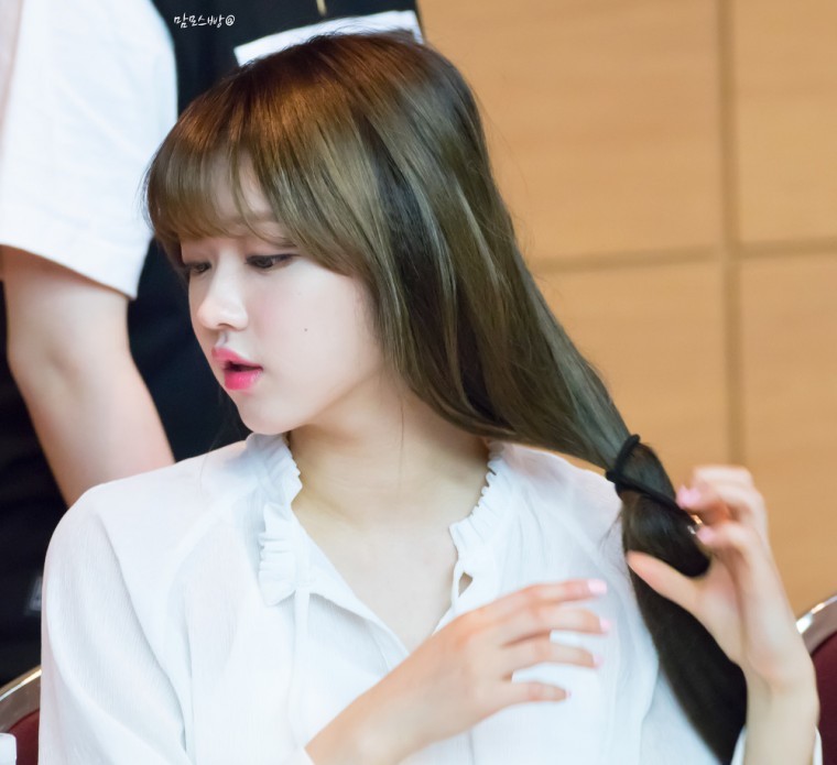 볼이랑 입술이 귀여운 오마이걸 유아 | 인스티즈