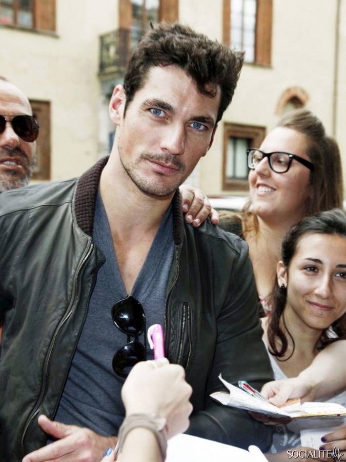 [데이비드간디] 잘생긴 남자가 나타날때 주위 반응과 같이 찍은 모습들 | 인스티즈