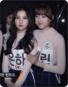 은근슬쩍 만지는 여자친구 예린.gif | 인스티즈