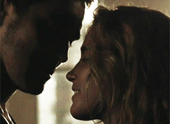 키가 커서 키스할때 상대 배우를 들고함.gif | 인스티즈