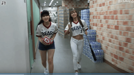 오마이걸 유아의 배꼽노출 ㅜㅑ.gif | 인스티즈