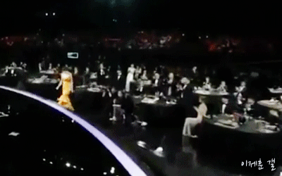 닉게반응 난리났던 수상호명 된후 이제훈 얼굴이랑 귀 쓰다듬는 김혜수(걸크) gif | 인스티즈