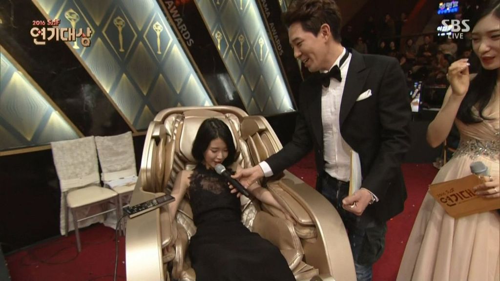 sbs연기대상 - 안마의자에 앉은 아이유 ㄷㄷㄷ.jpg | 인스티즈