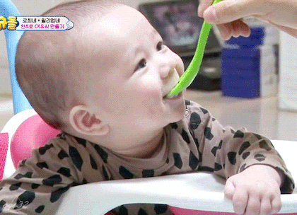 사랑이 - 삼둥이 - 대박이에 이어 슈돌이 밀고있는 아기.gif | 인스티즈