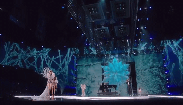 2017 빅토리아 시크릿 패션쇼에 그대로 방영된 넘어진 밍시 | 인스티즈