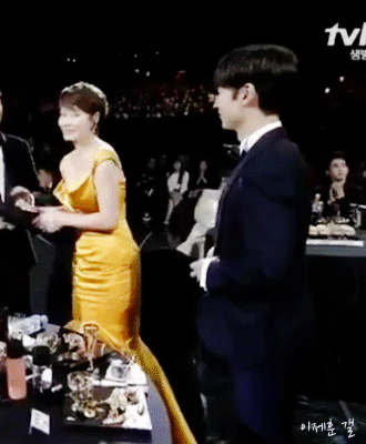 닉게반응 난리났던 수상호명 된후 이제훈 얼굴이랑 귀 쓰다듬는 김혜수(걸크) gif | 인스티즈