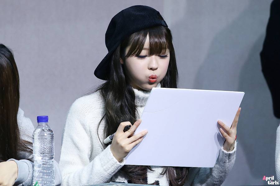 볼이랑 입술이 귀여운 오마이걸 유아 | 인스티즈