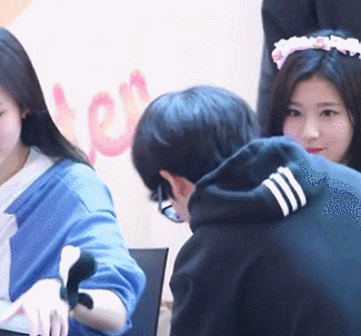 초딩팬을 대하는 모모와 사나의 차이.gif | 인스티즈