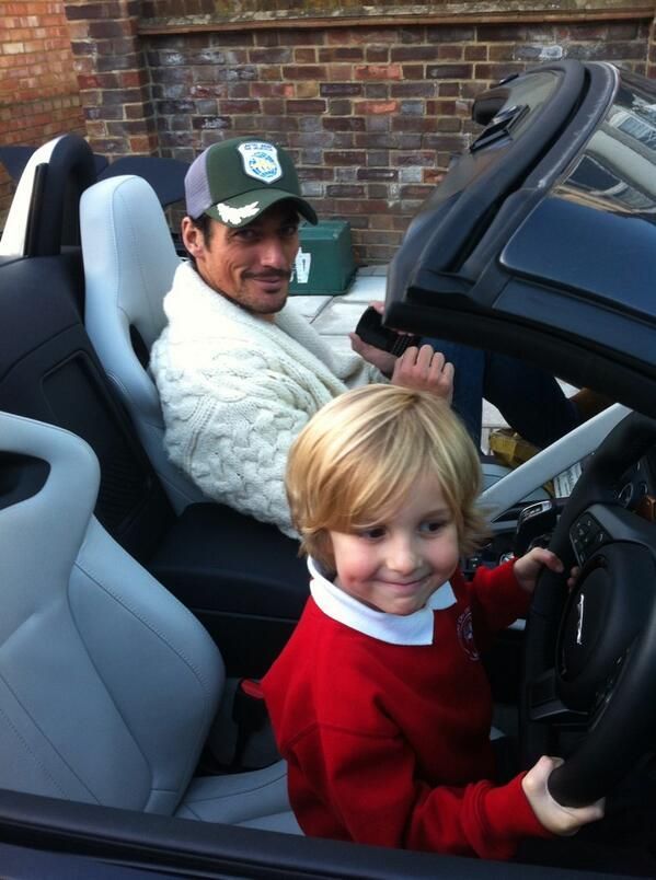 [데이비드간디] 잘생긴 남자가 나타날때 주위 반응과 같이 찍은 모습들 | 인스티즈