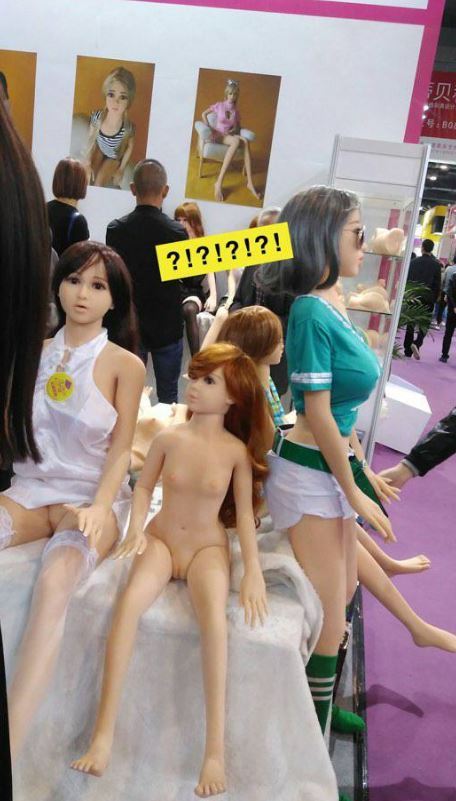 조각조각나서 전시되고있는 여성의 신체 오나홀 | 인스티즈