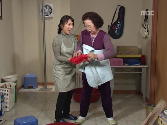 [거침없이하이킥] 가사도우미한테 미안해서 일을 못시키는 문희ㅠㅠ.jpg | 인스티즈