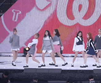 무대 뒤로 떨어질뻔한 트와이스 모모.gif | 인스티즈