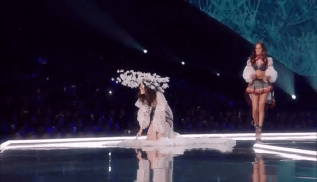 2017 빅토리아 시크릿 패션쇼에 그대로 방영된 넘어진 밍시 | 인스티즈