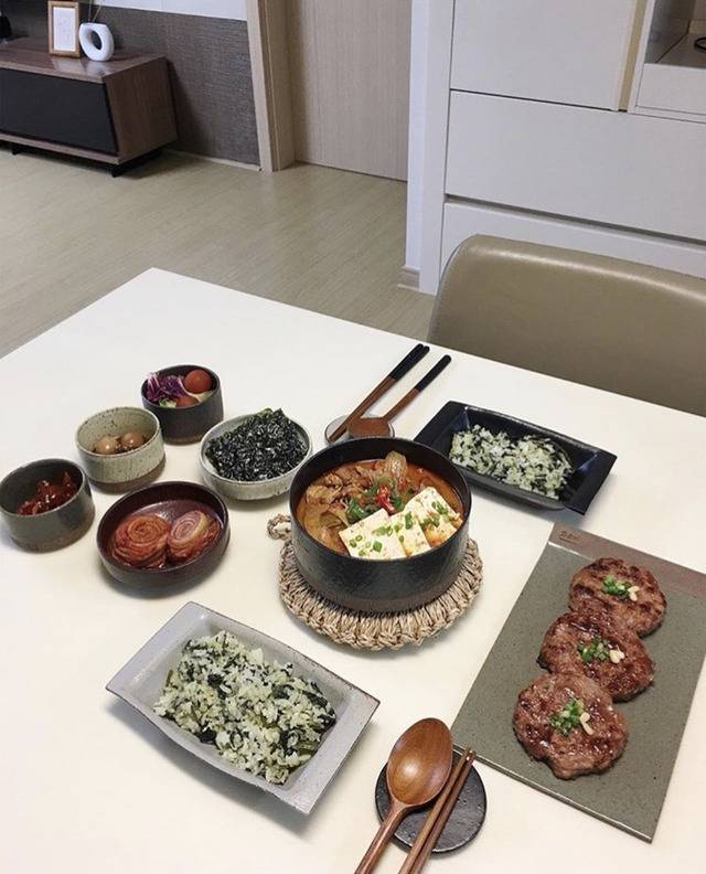 집밥 먹기 위해서라도 칼귀가 할 수 밖에 없는 흔한 아내분의 밥상 | 인스티즈