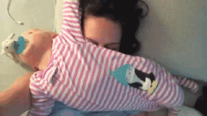 엄마가 자는척 하니까 옆에서 장난치는 아기(귀여움 주의).gif | 인스티즈