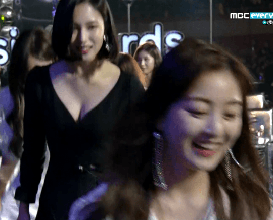 [twice] 단발로 자른 묘이 미나 오늘 멜론뮤직어워드 미모 근황.gif | 인스티즈