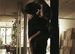 키가 커서 키스할때 상대 배우를 들고함.gif | 인스티즈