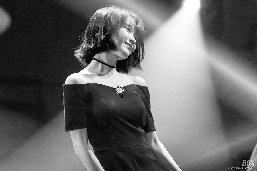 레드가 잘어울리는 아이유.jpgif | 인스티즈