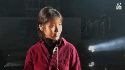 대상 수상소감 버벅거려 이불 킥 찼다는 아이유.gif | 인스티즈