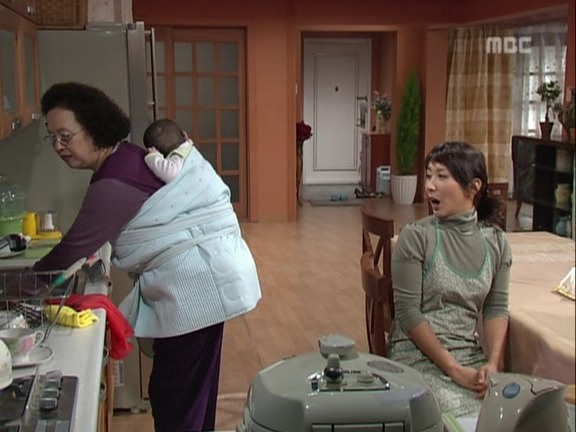 [거침없이하이킥] 가사도우미한테 미안해서 일을 못시키는 문희ㅠㅠ.jpg | 인스티즈