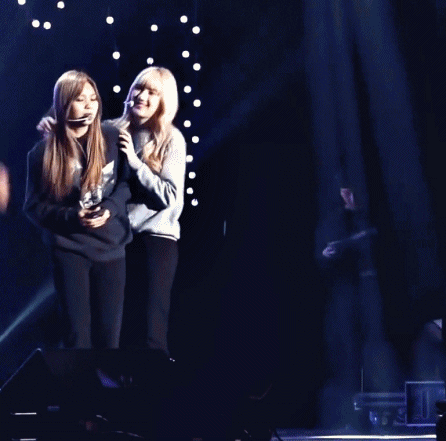 은근슬쩍 만지는 여자친구 예린.gif | 인스티즈